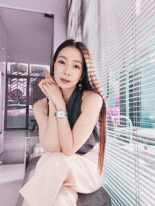 อเล็กซ์นั่งริมหน้าต่าง